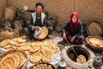 ببینید| غذای روستایی در افغانستان؛ پخت نان سنتی در تنور توسط زوج مسن افغان