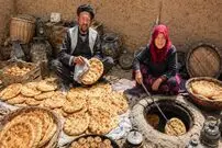 ببینید| غذای روستایی در افغانستان؛ پخت نان سنتی در تنور توسط زوج مسن افغان