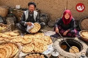 ببینید| غذای روستایی در افغانستان؛ پخت نان سنتی در تنور توسط زوج مسن افغان
