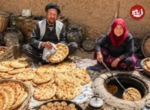 ببینید| غذای روستایی در افغانستان؛ پخت نان سنتی در تنور توسط زوج مسن افغان