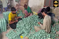(ویدئو) نگاهی به فرآیند تولید توپ تنیس و کریکت در کارخانه پاکستانی
