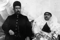 (عکس) سفر به تاریخ؛ «درباریان در حال بردن عکس محمدعلی شاه به مجلس»؛ سال 1286