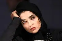 عکس| سفر زمان؛ «سارا رسول‌زاده» در حال خوردن گوجه روی صحنه تئاتر؛ 9 سال قبل