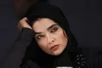 عکس| سفر زمان؛ «سارا رسول‌زاده» در حال خوردن گوجه روی صحنه تئاتر؛ 9 سال قبل