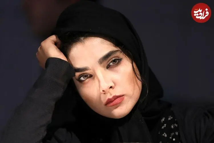 عکس| سفر زمان؛ «سارا رسول‌زاده» در حال خوردن گوجه روی صحنه تئاتر؛ 9 سال قبل