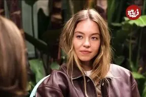 عکس| سفر در زمان؛ «سیدنی سوئینی» در حال ورود به یک مراسم در نیویورک؛ سال 1404