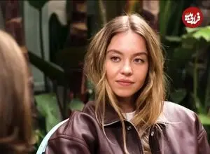 عکس| سفر در زمان؛ «سیدنی سوئینی» در حال ورود به یک مراسم در نیویورک؛ سال 1404