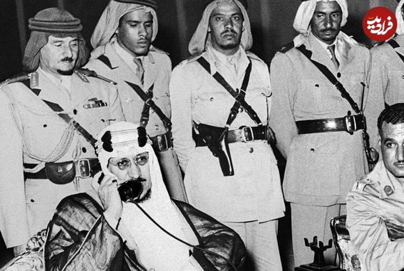 عکس؛ سفر در زمان؛ «دومین پادشاه عربستان و مهمانان در حال خوردن 3 بره کامل»؛ سال 1334