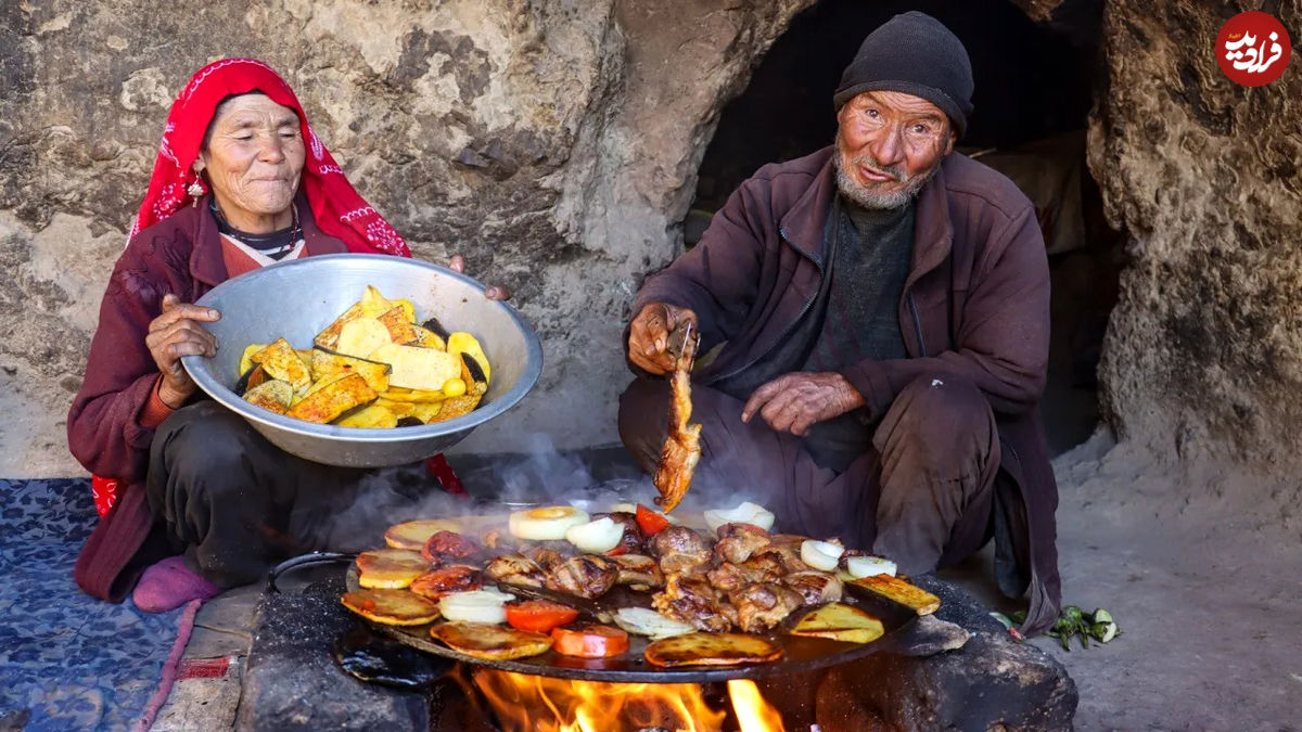 (ویدئو) پخت غذای محلی با گوشت و سیب زمینی در غار توسط زوج مسن افغان 