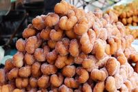 ببینید؛ غذای خیابانی در کره؛ پخت دونات و کوابیگی توسط زوج مسن در سئول