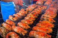 ببینید؛ غذای خیابانی در تایلند؛ میگو، صدف و ماهی مرکب کبابی در بانکوک