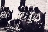 عکس| سفر در زمان؛ زندانیان زندان قصر در محوطه زندان و در دوره پهلوی اول؛ سال 1310