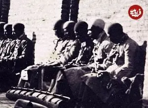 عکس| سفر در زمان؛ زندانیان زندان قصر در محوطه زندان و در دوره پهلوی اول؛ سال 1310