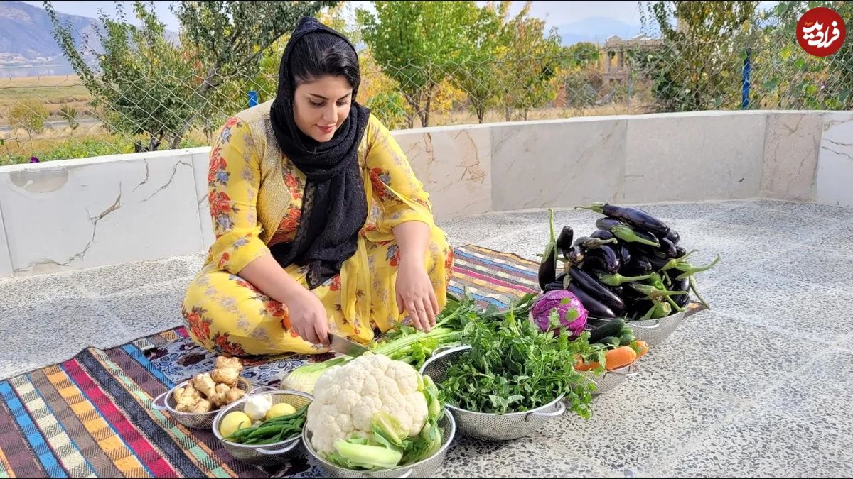 (ویدئو) مهارت دختر روستایی کردستانی در آماده کردن ترشی؛ برداشت بادمجان از مزرعه