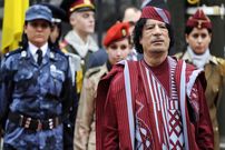 عکس| سفر به تاریخ؛ «معمر قذافی» به همراه «دختران بادیگارد» در حال پیاده شدن از هواپیما