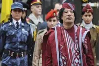 عکس| سفر به تاریخ؛ «معمر قذافی» به همراه «دختران بادیگارد» در حال پیاده شدن از هواپیما