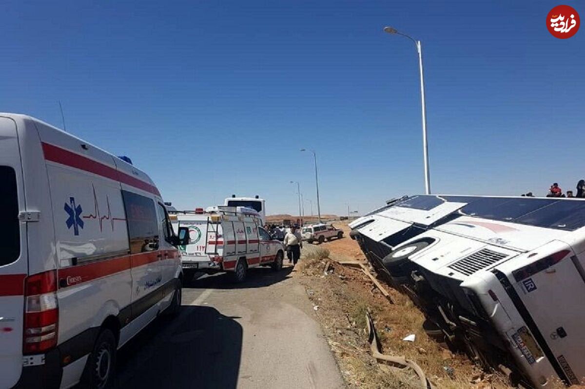 ببینید؛ برخورد اتوبوس زائران اربعین با جدول کنار جاده در محور بصره – شلمچه؛ ۴ نفر جان باختند؛ ۵۷ تن مصدوم شدند