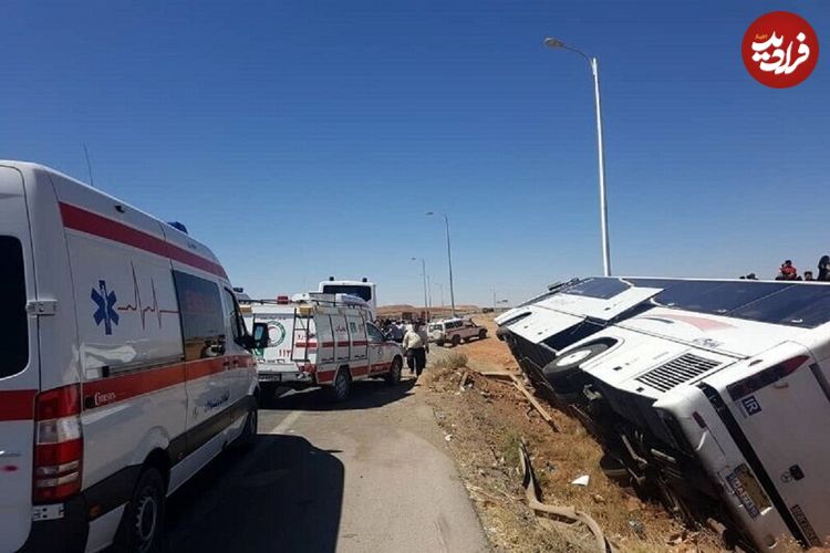 ببینید؛ برخورد اتوبوس زائران اربعین با جدول کنار جاده در محور بصره – شلمچه؛ ۴ نفر جان باختند؛ ۵۷ تن مصدوم شدند