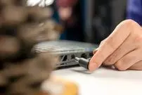 آیا اتصال دائمی لپ‌تاپ به شارژر، به باتری آن آسیب می‌زند؟ 