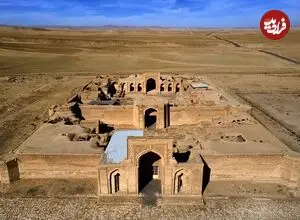 عکس| سفر زمان؛ ازدحام الاغ‌ها در حیاط یک کاروانسرا در دوران قاجار