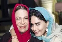 عکس| سفر زمان؛ «گوهر خیراندیش» در کنار «گوگوش» در حال تماشای یک تئاتر