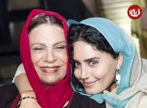 عکس| سفر زمان؛ «گوهر خیراندیش» در کنار «گوگوش» در حال تماشای یک تئاتر