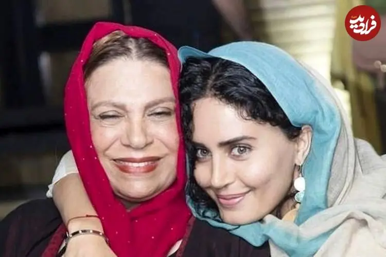 عکس| سفر زمان؛ «گوهر خیراندیش» در کنار «گوگوش» در حال تماشای یک تئاتر