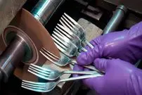 ببینید| فرآیند تولید انبوه چنگال در کارخانه ای قدیمی در کره جنوبی