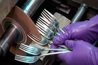 ببینید| فرآیند تولید انبوه چنگال در کارخانه ای قدیمی در کره جنوبی