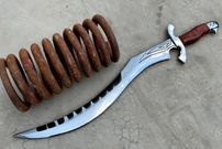 ببینید؛ فرآیند دیدنی ساخت یک شمشیر باستانی با استفاده از فنر زنگ زده خودرو 