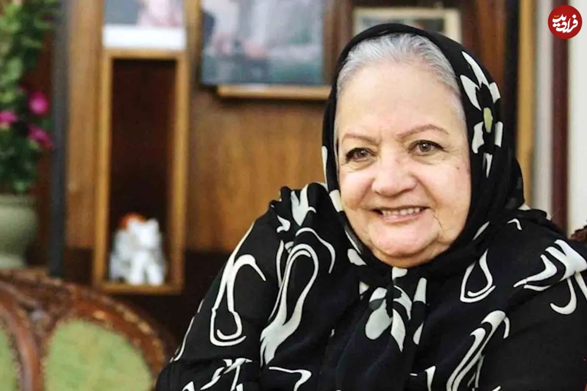 عکس| سفر در زمان؛ «شهلا ریاحی» در حال بوسیدن یک بره؛ سال 1332