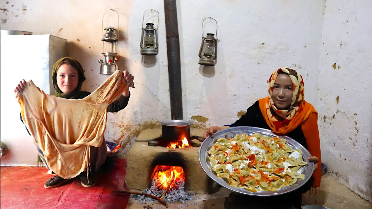 (ویدئو) پخت یک غذای سنتی با سیرابی بره توسط دو آشپز روستایی افغانستانی