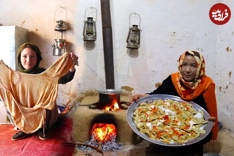 (ویدئو) پخت یک غذای سنتی با سیرابی بره توسط دو آشپز روستایی افغانستانی