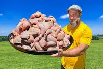 (ویدئو) روش دیدنی آشپز مشهور اوکراینی برای کباب کردن مرغ در آذربایجان 
