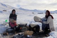 ببینید؛ غذای روستایی در افغانستان؛ پخت خورشت با مرغ و نان تازه در کوهستان 