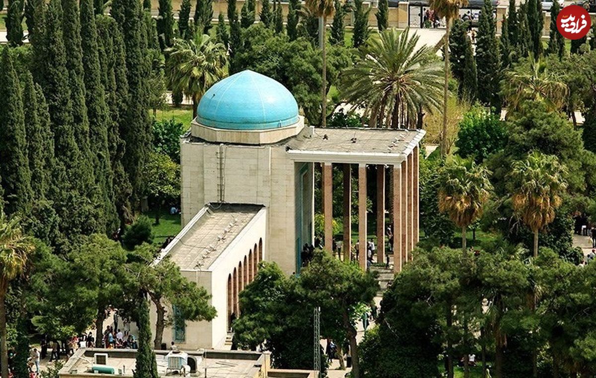 عکس؛ سفر به تاریخ؛ مردان شیرازی که نزدیک آرامگاه سعدی ایستادهاند؛ بیش از 100 سال قبل