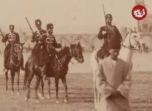 عکس| سفر زمان؛ «رژۀ سواره‌نظام» از مقابل خیمۀ ناصرالدین شاه در میدان مشق تهران