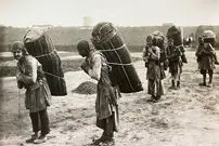 عکس| سفر به ایران قدیم؛ استراحت «باربرهای بازار تهران» در کنار خیابان؛ 125 سال قبل
