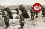 عکس| سفر به ایران قدیم؛ استراحت «باربرهای بازار تهران» در کنار خیابان؛ 125 سال قبل