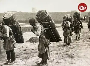 عکس| سفر به ایران قدیم؛ استراحت «باربرهای بازار تهران» در کنار خیابان؛ 125 سال قبل