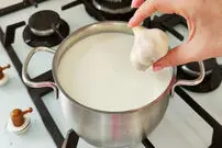 (ویدئو) نحوه درست کردن پنیر با شیر و سیر به روش آلمانی ها! 