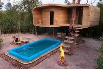 ببینید| مراحل ساخت یک خانه درختی مدرن با استخر در جنگل های کامبوج