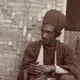 عکس| سفر زمان؛ پسر رقاص در حال معلق زدن در جمع یک گروه از نوازندگان؛ 140 سال قبل
