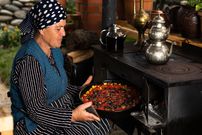 ببینید؛ غذای روستایی در آذربایجان؛ پخت دلمه بادمجان پرشده با گوشت گاو و ادویه جات
