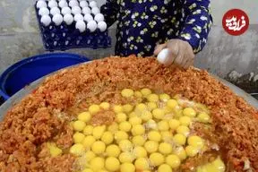 ببینید| غذای خیابانی در هند؛ پخت املت سنتی با 240 تخم مرغ، سبزیجات و کره در بمبئی
