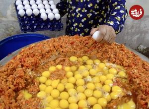 ببینید| غذای خیابانی در هند؛ پخت املت سنتی با 240 تخم مرغ، سبزیجات و کره در بمبئی