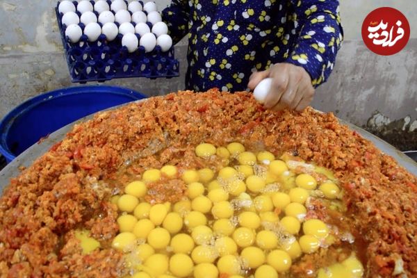 ببینید| غذای خیابانی در هند؛ پخت املت سنتی با 240 تخم مرغ، سبزیجات و کره در بمبئی