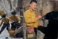 ببینید| حمله وحشتناک خرس به نگهبان پس از اجرای نمایشی در چین