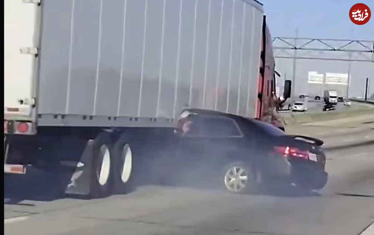 ویدیویی ترسناک از گیر کردن یک خودرو زیر چرخ‌های تریلی