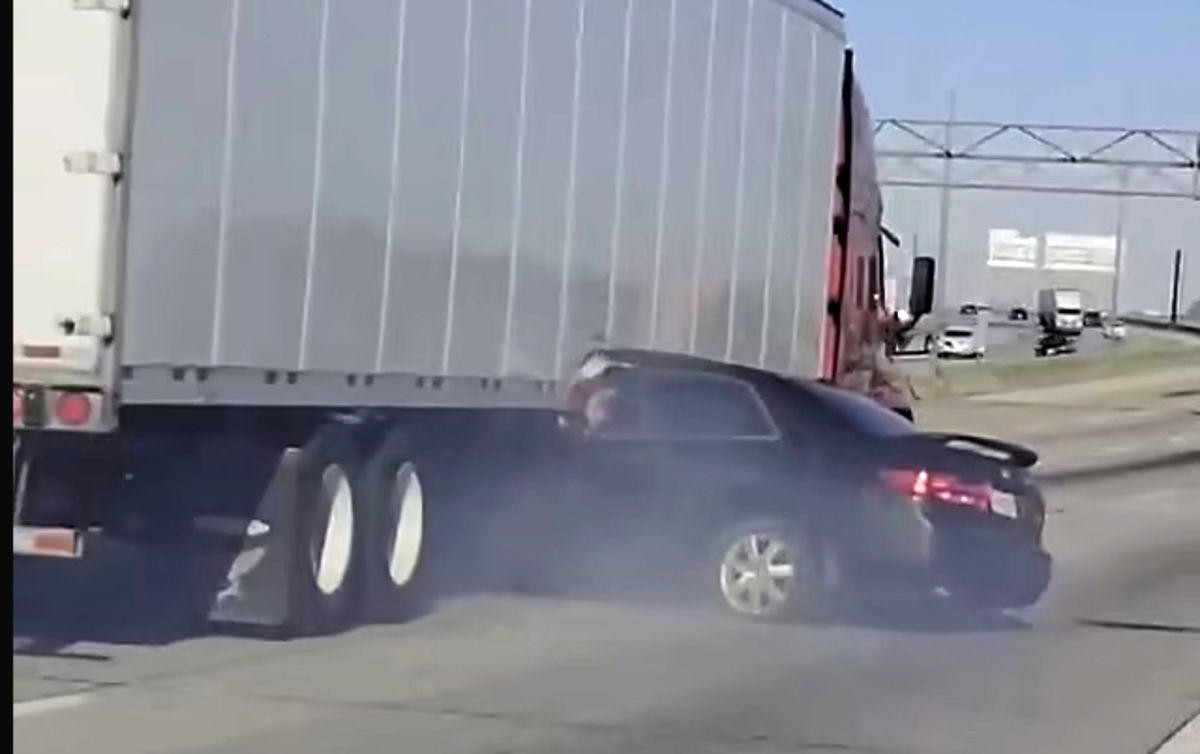 ویدیویی ترسناک از گیر کردن یک خودرو زیر چرخ‌های تریلی
